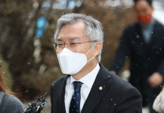 조국 전 법무부 장관 아들의 인턴 경력확인서를 허위로 써준 혐의를 받는 열린민주당 최강욱 대표가 28일 오전 서울 서초구 서울중앙지법에서 열린 1심 선고공판에 출석하며 취재진 질문에 답하고 있다.  <연합뉴스>